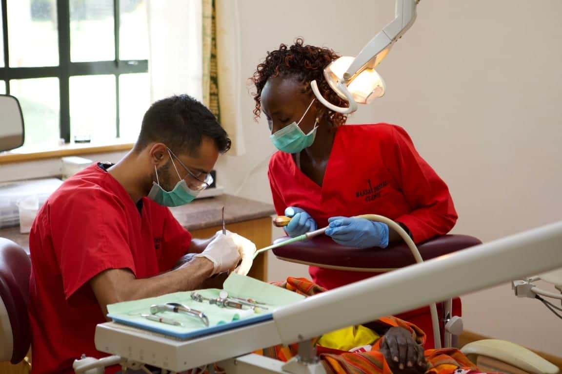 Man and woman cleaning teeth